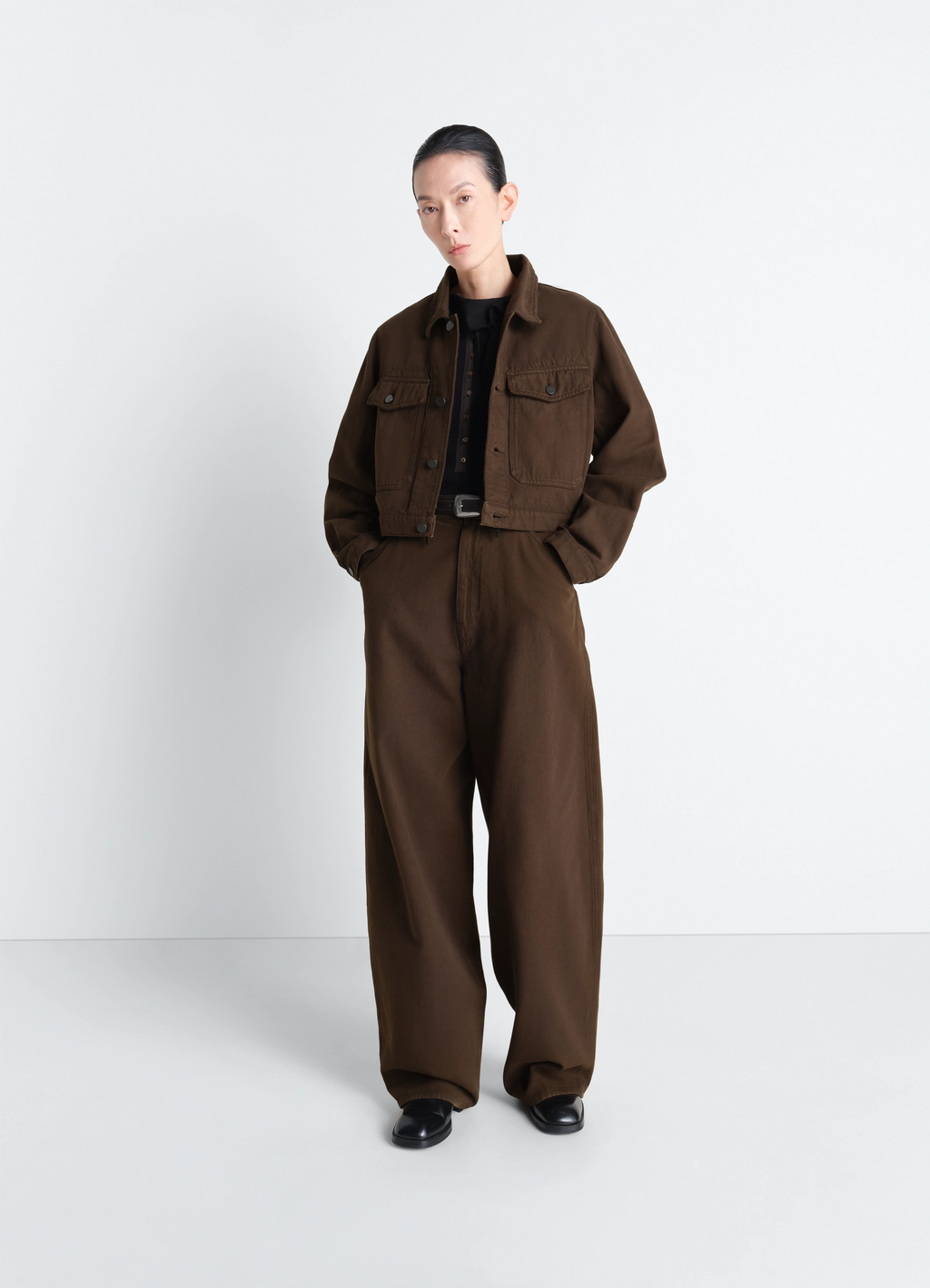 염색된 두꺼운 브로큰 트윌 소재의 크롭 블라우스