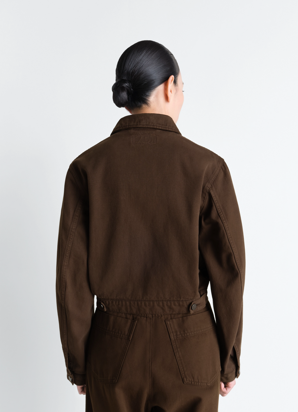 염색된 두꺼운 브로큰 트윌 소재의 크롭 블라우스