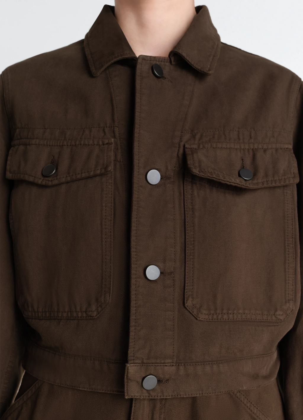 염색된 두꺼운 브로큰 트윌 소재의 크롭 블라우스