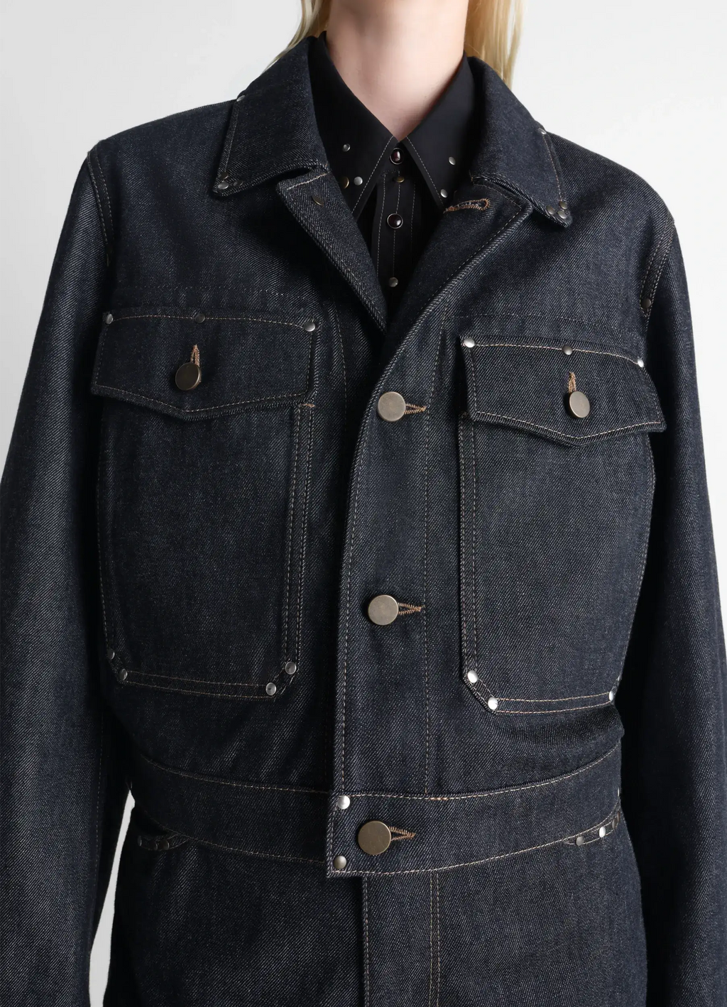 스터드 장식이 있는 크롭 데님 블라우스