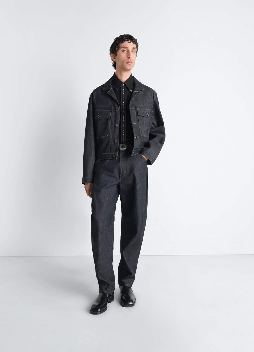 スタッズ付きデニムトラッカージャケット