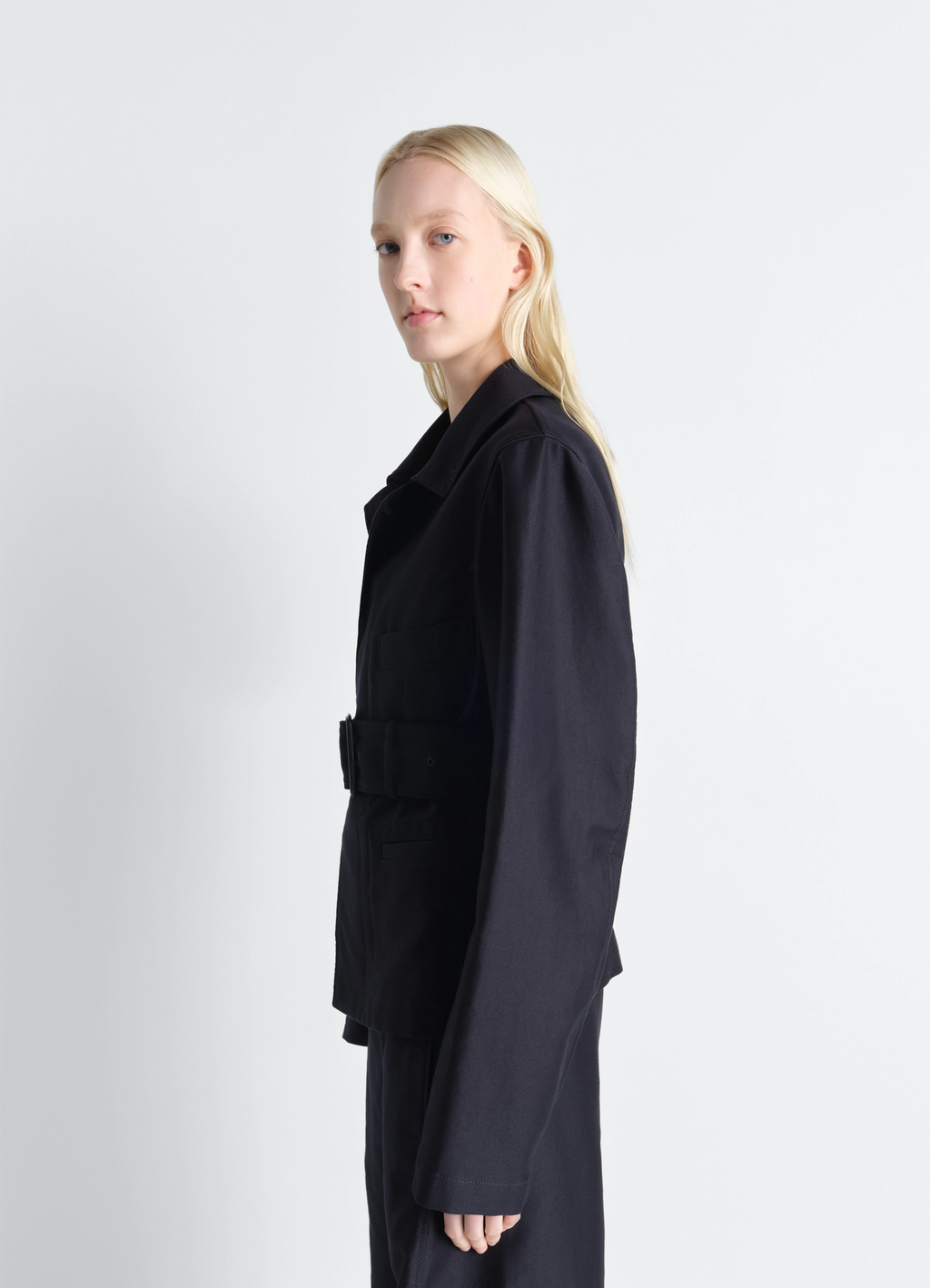 코튼 새틴 소재의 벨트 장식 유틸리티 재킷