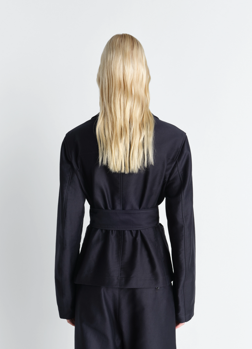 코튼 새틴 소재의 벨트 장식 유틸리티 재킷