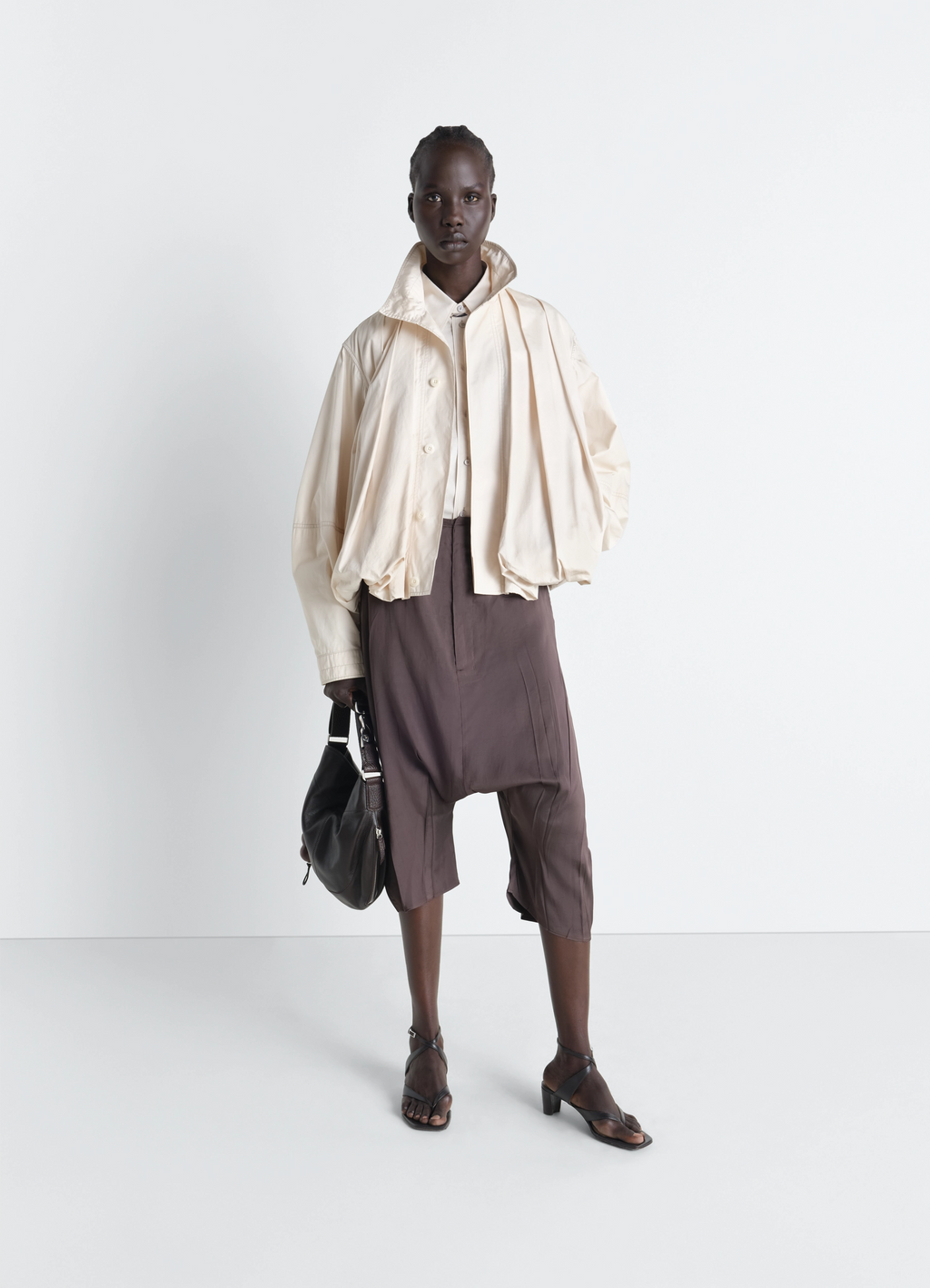 Weiche, plissierte blouson aus hellbaum-satin