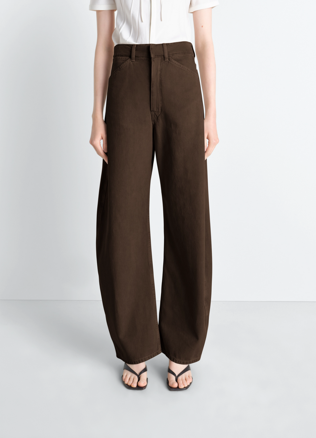 염색된 두꺼운 브로큰 트윌 소재의 하이웨이스트 커브드 팬츠