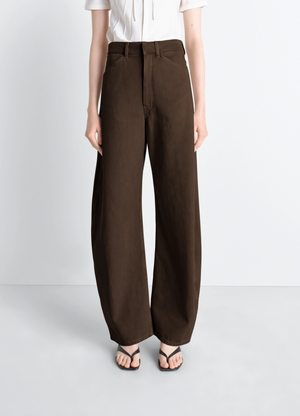 염색된 두꺼운 브로큰 트윌 소재의 하이웨이스트 커브드 팬츠