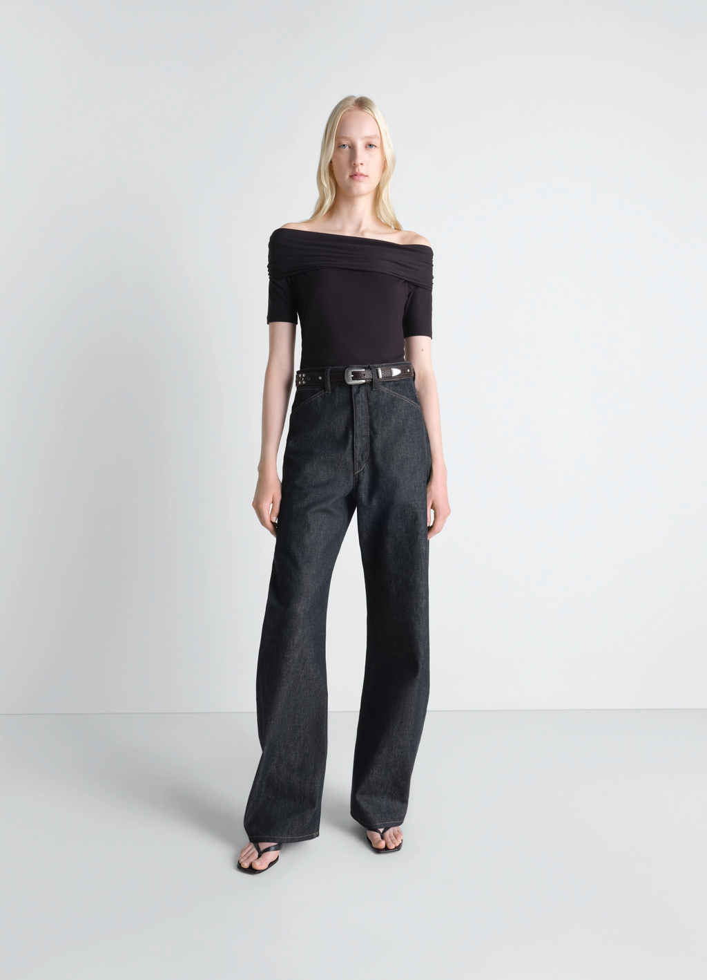 PANTALON ARRONDI TAILLE HAUTE EN DENIM