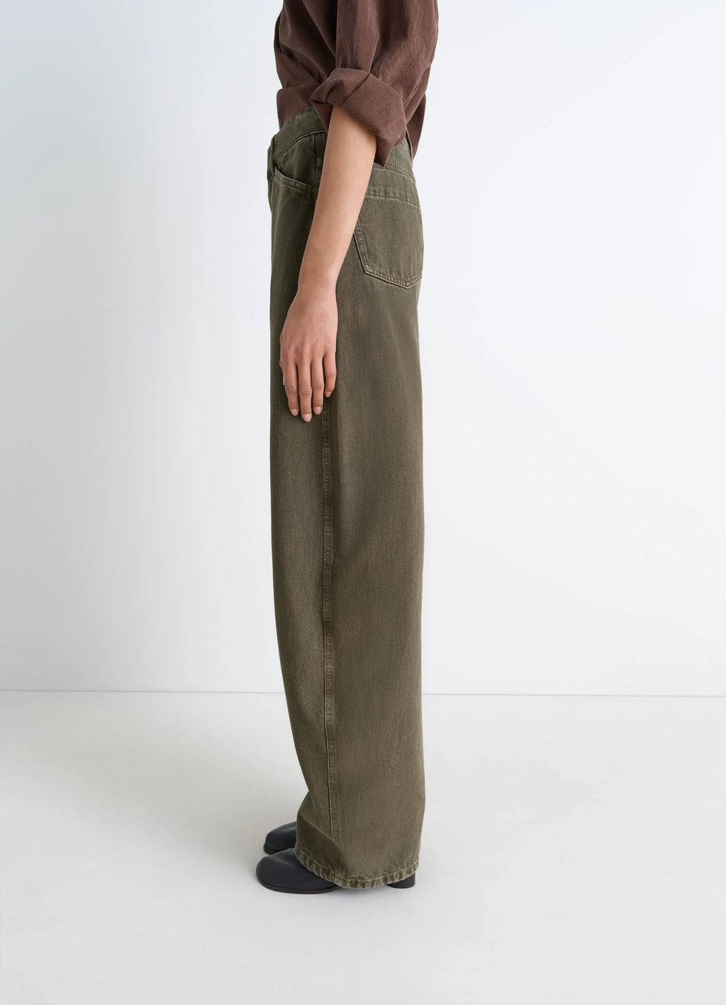 Lemaire high waisted curved pants in heather garment dyed snow denim, model shot, side view loose fit, back pocket visible