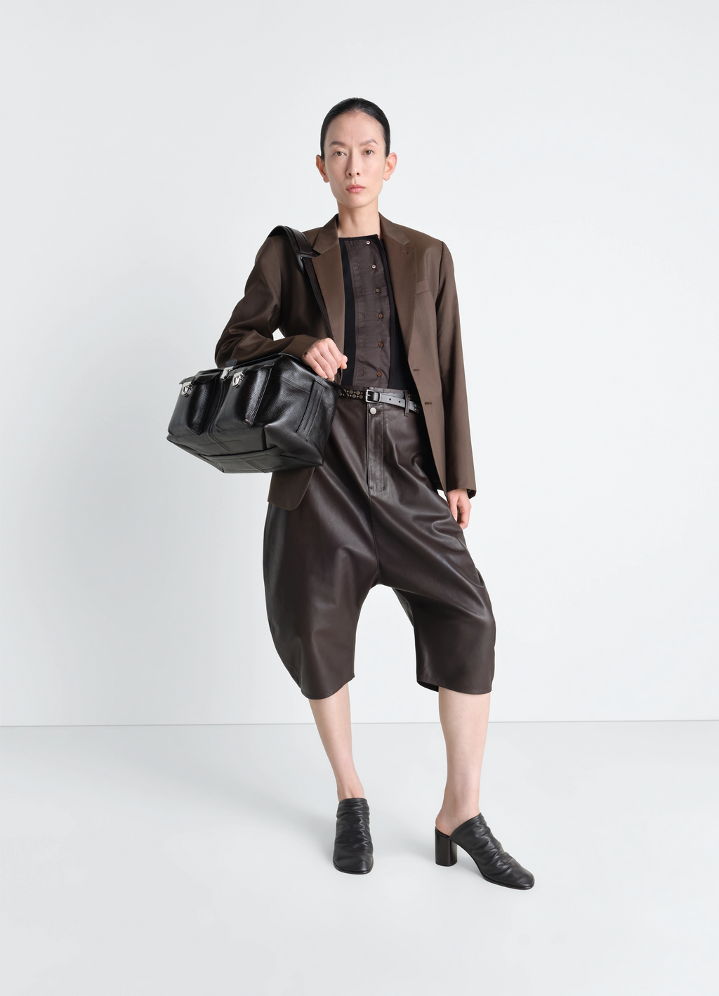 드롭 크로치 가죽 버뮤다 팬츠