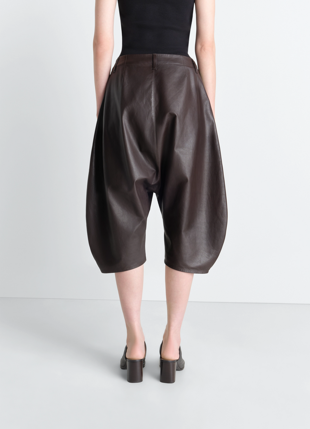 드롭 크로치 가죽 버뮤다 팬츠