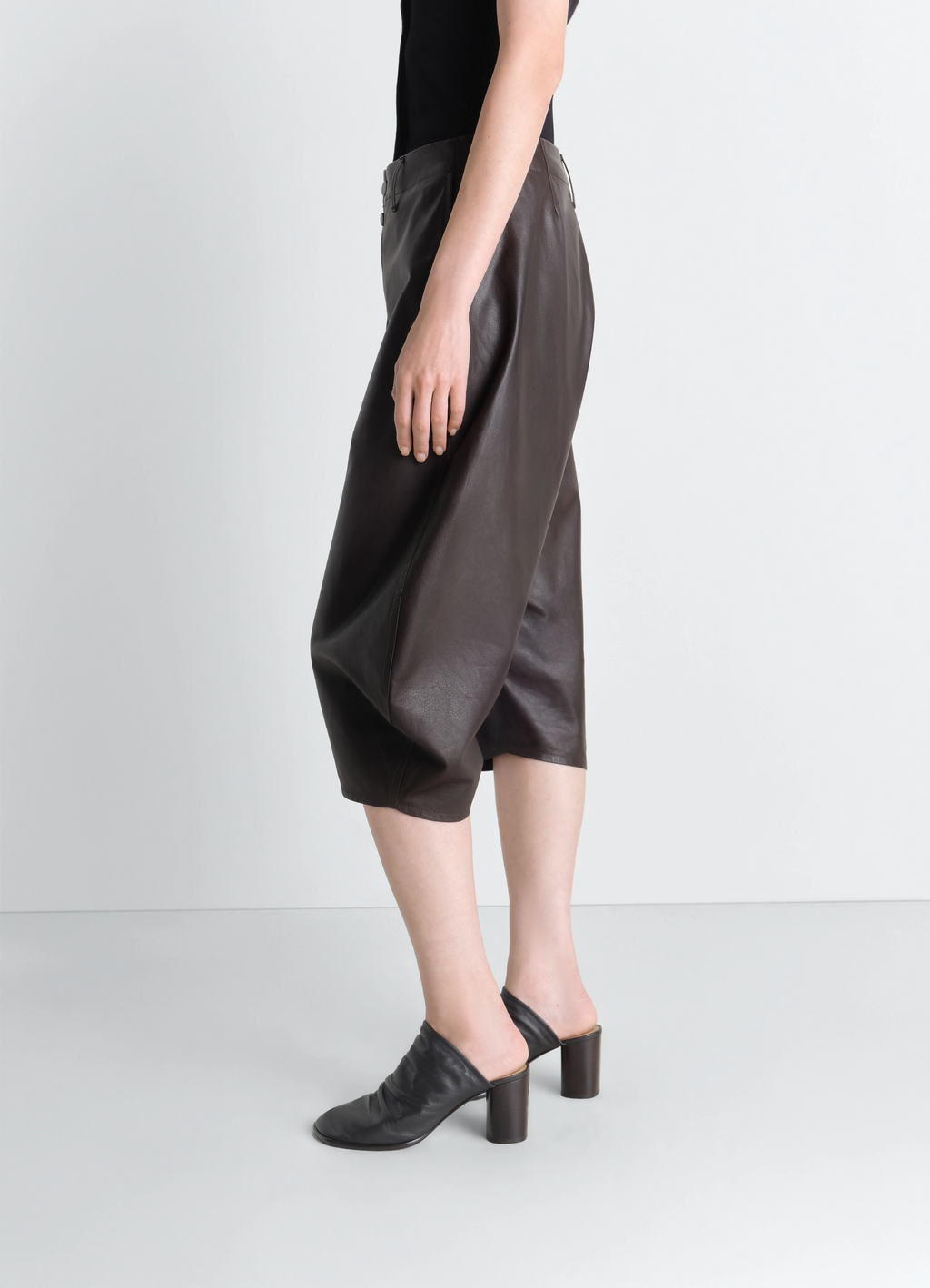 드롭 크로치 가죽 버뮤다 팬츠