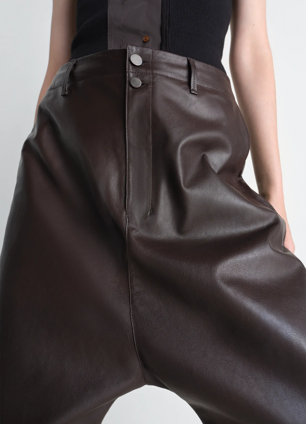 드롭 크로치 가죽 버뮤다 팬츠