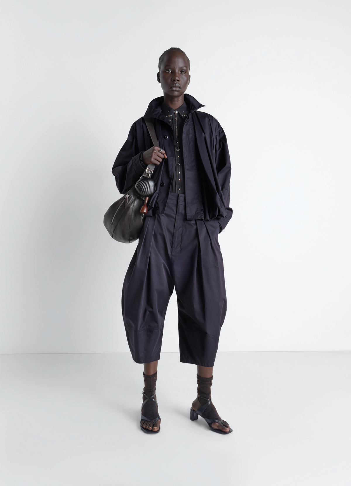 볼륨감 있는 버뮤다 팬츠 (라이트 코튼 새틴 소재)