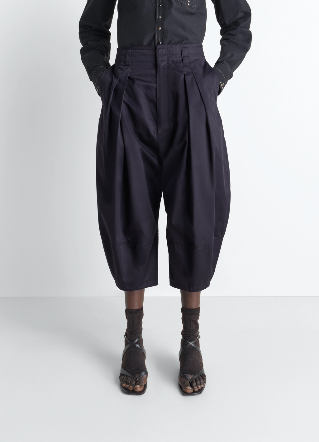 볼륨감 있는 버뮤다 팬츠 (라이트 코튼 새틴 소재)