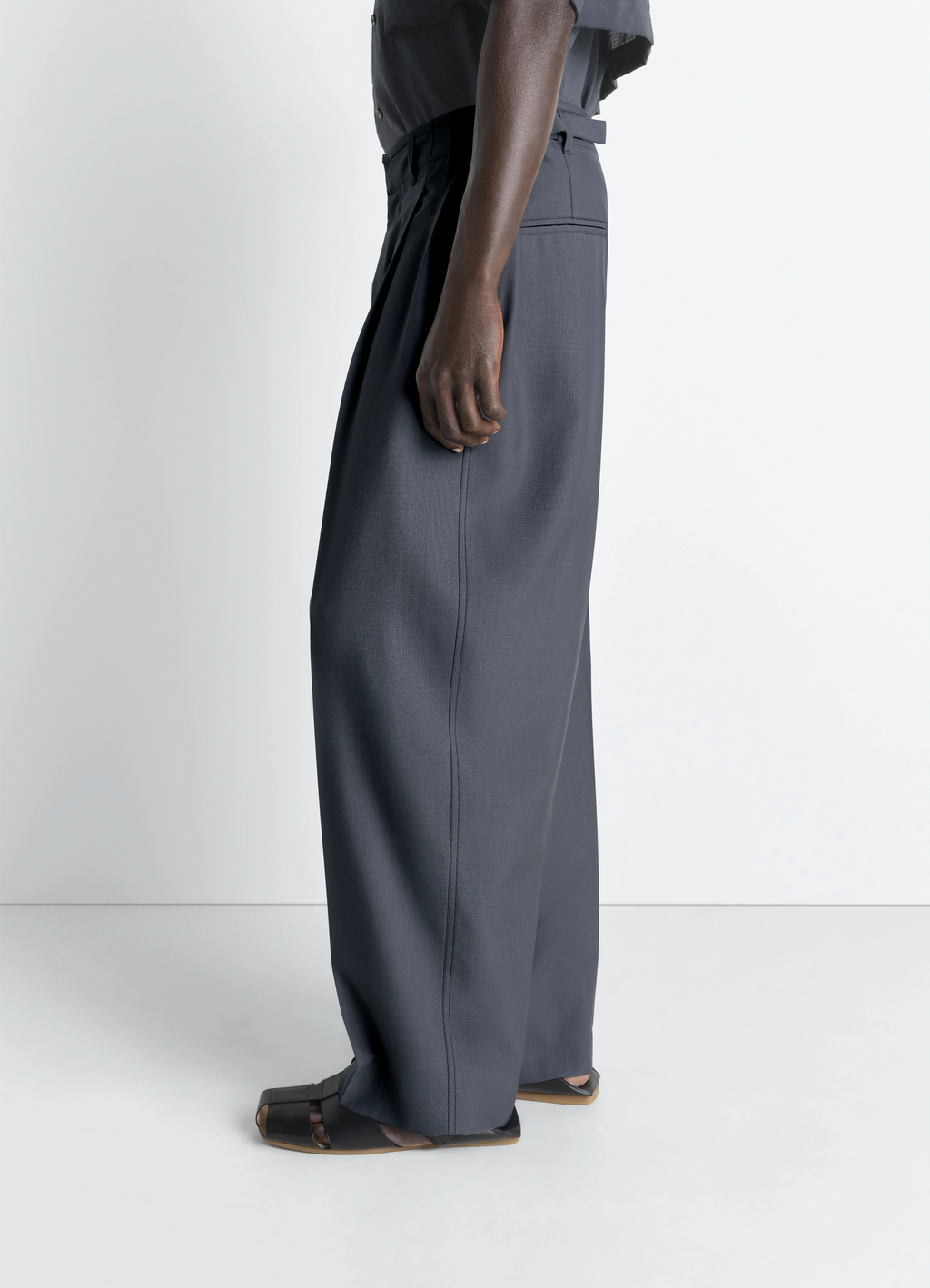 Pleated tailored pants in polywool