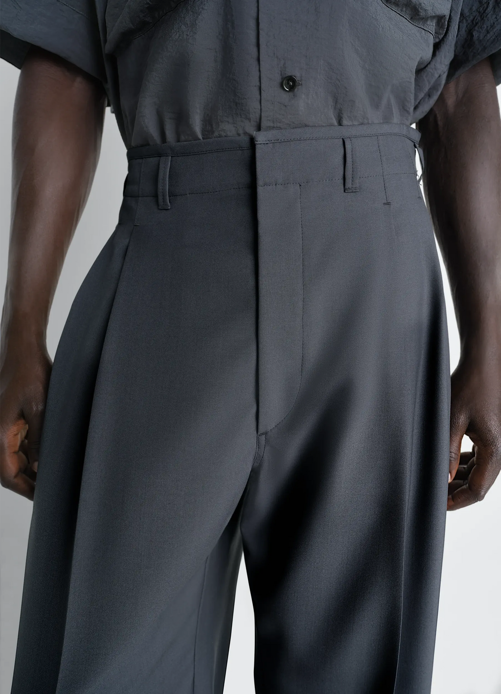 Pleated tailored pants in polywool