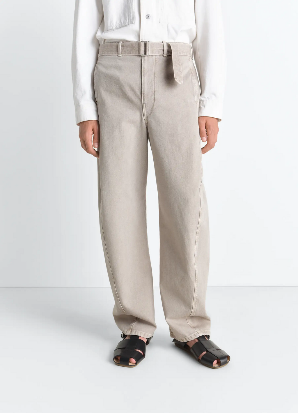 두껍고 부서진 트윌 소재의 꼬인 벨트 바지