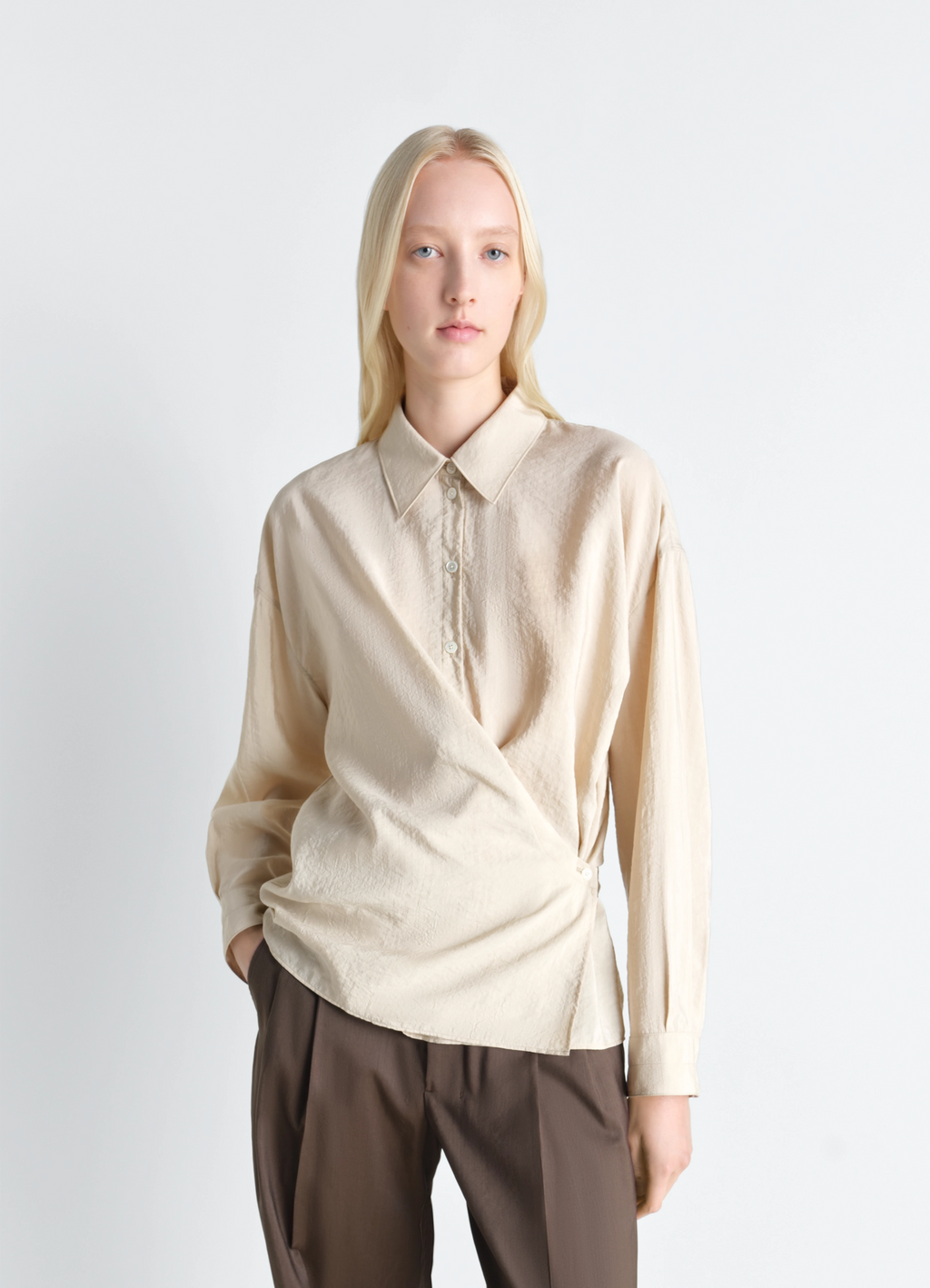 STRAIGHT COLLAR TWISTED SHIRT IN DRY SILK