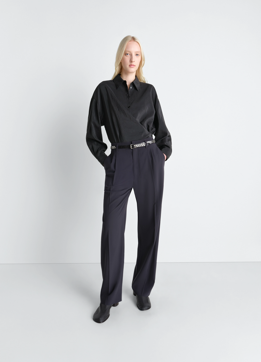 Straight collar twisted shirt in dry silk