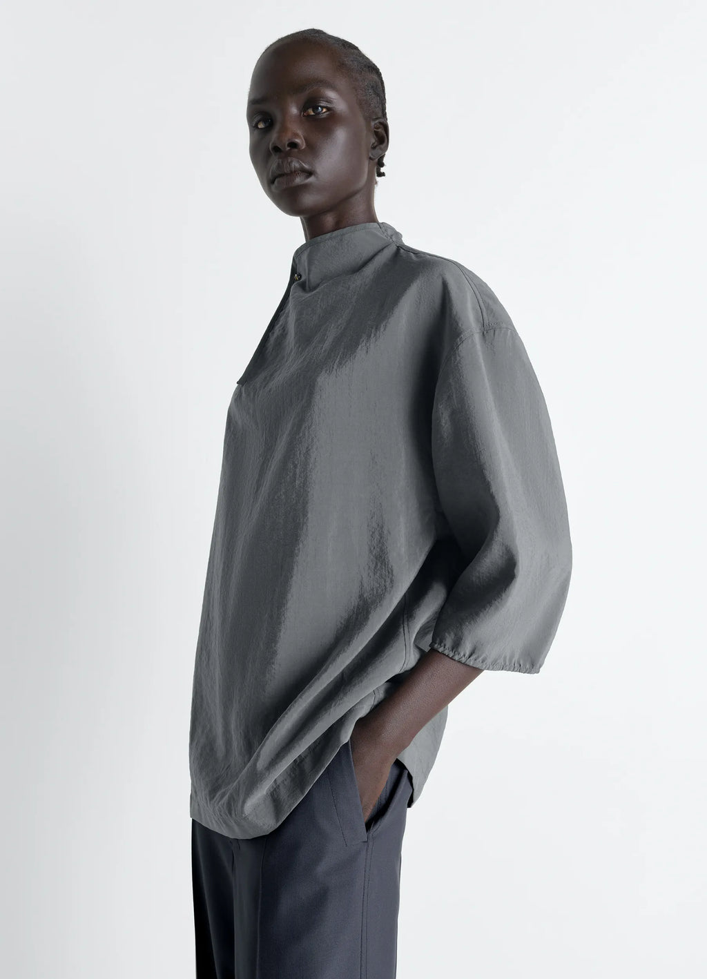 Soft collar top in dry silk