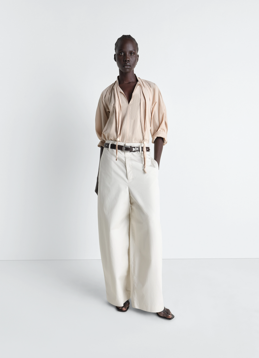 크레이프 코튼 소재의 스카프가 포함된 블라우스