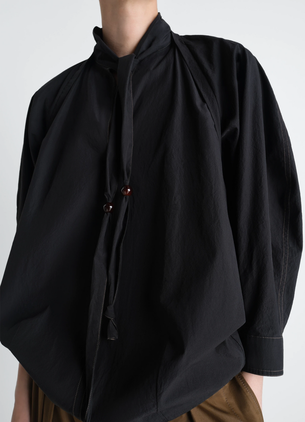 Bluse mit schal aus crêpe-baumwolle