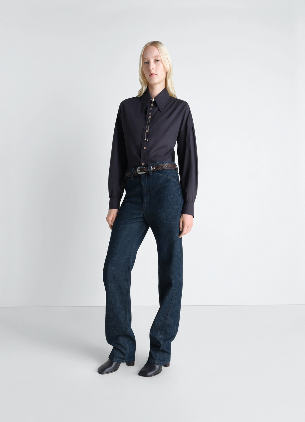 Soft pointed collar shirt in washed cotton muslin