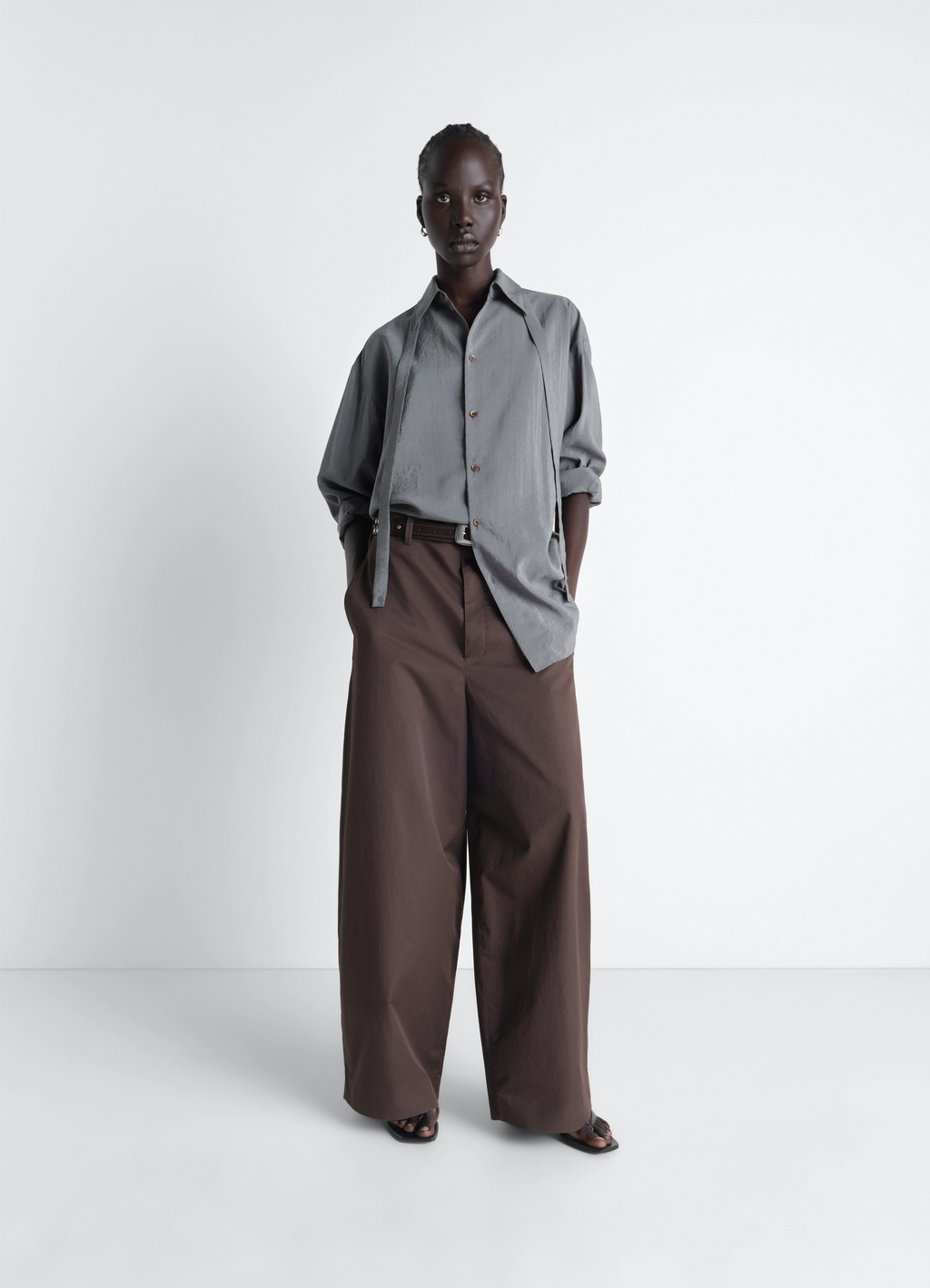 Langes hemd mit binde aus trockenseide