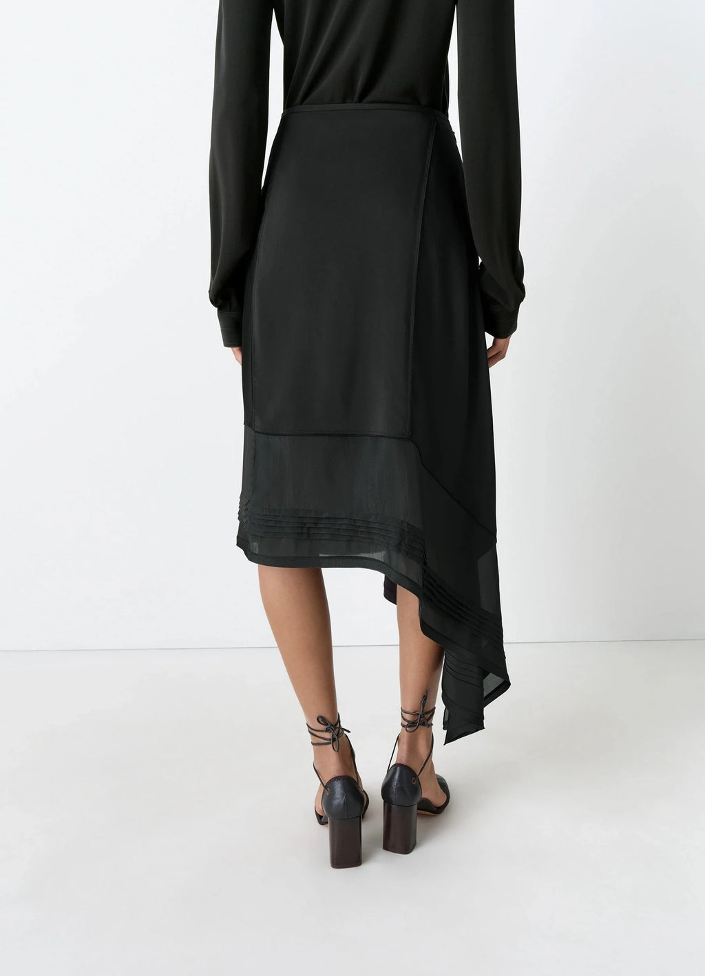 Skirt with pleats in patchwork crêpe de chine, model shot, back view satin-stitch hem