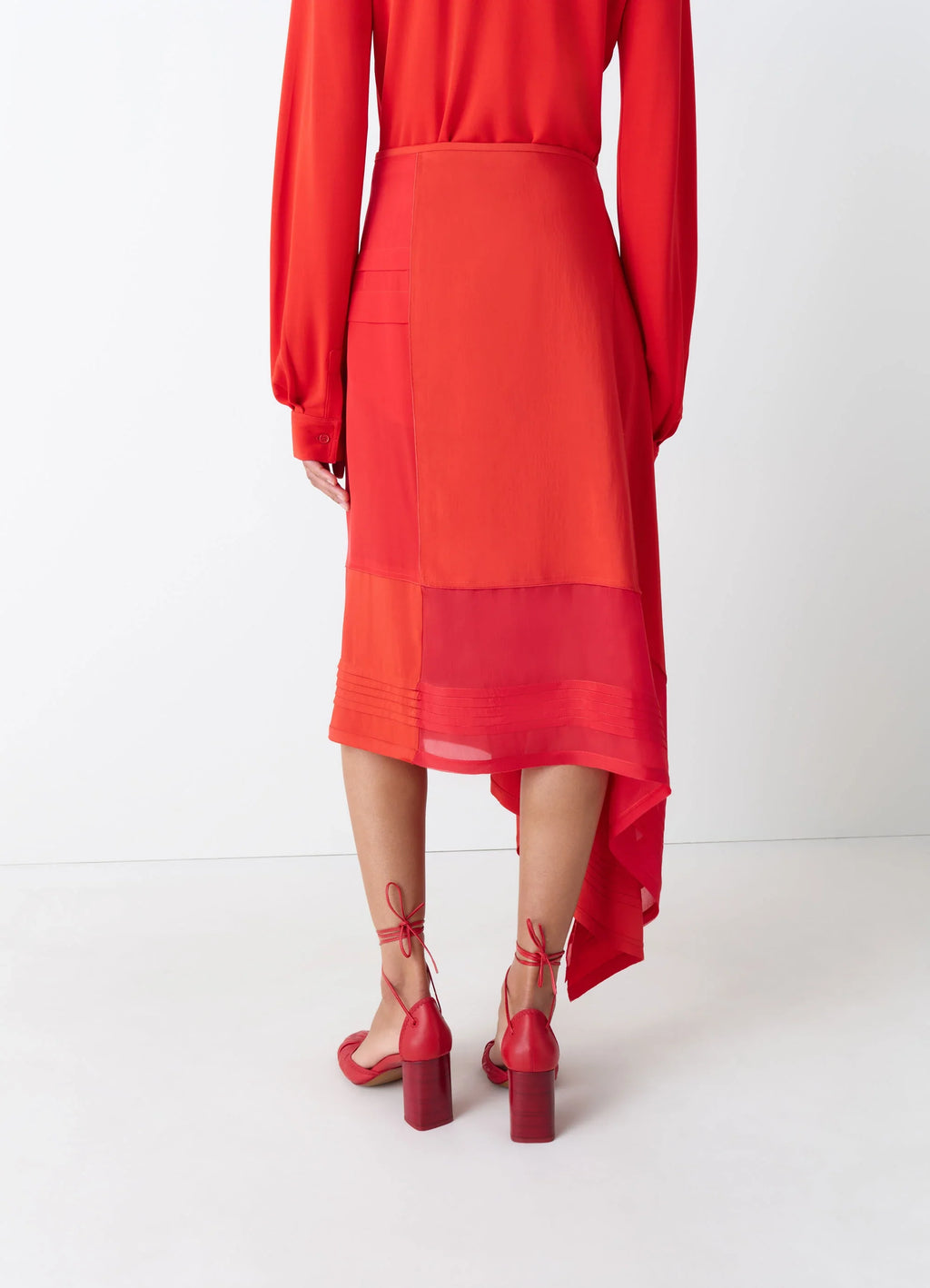 Skirt with pleats in patchwork of crêpe de chine, model shot, back view pleated paneling