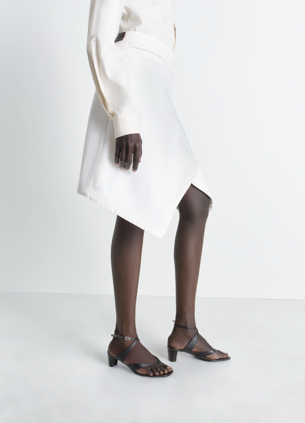 데님 소재의 비대칭 스커트