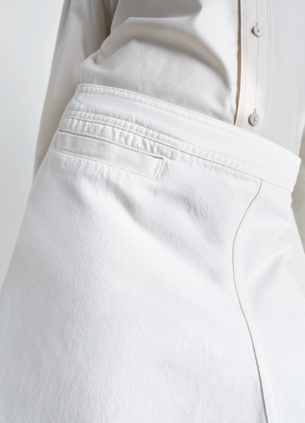 데님 소재의 비대칭 스커트