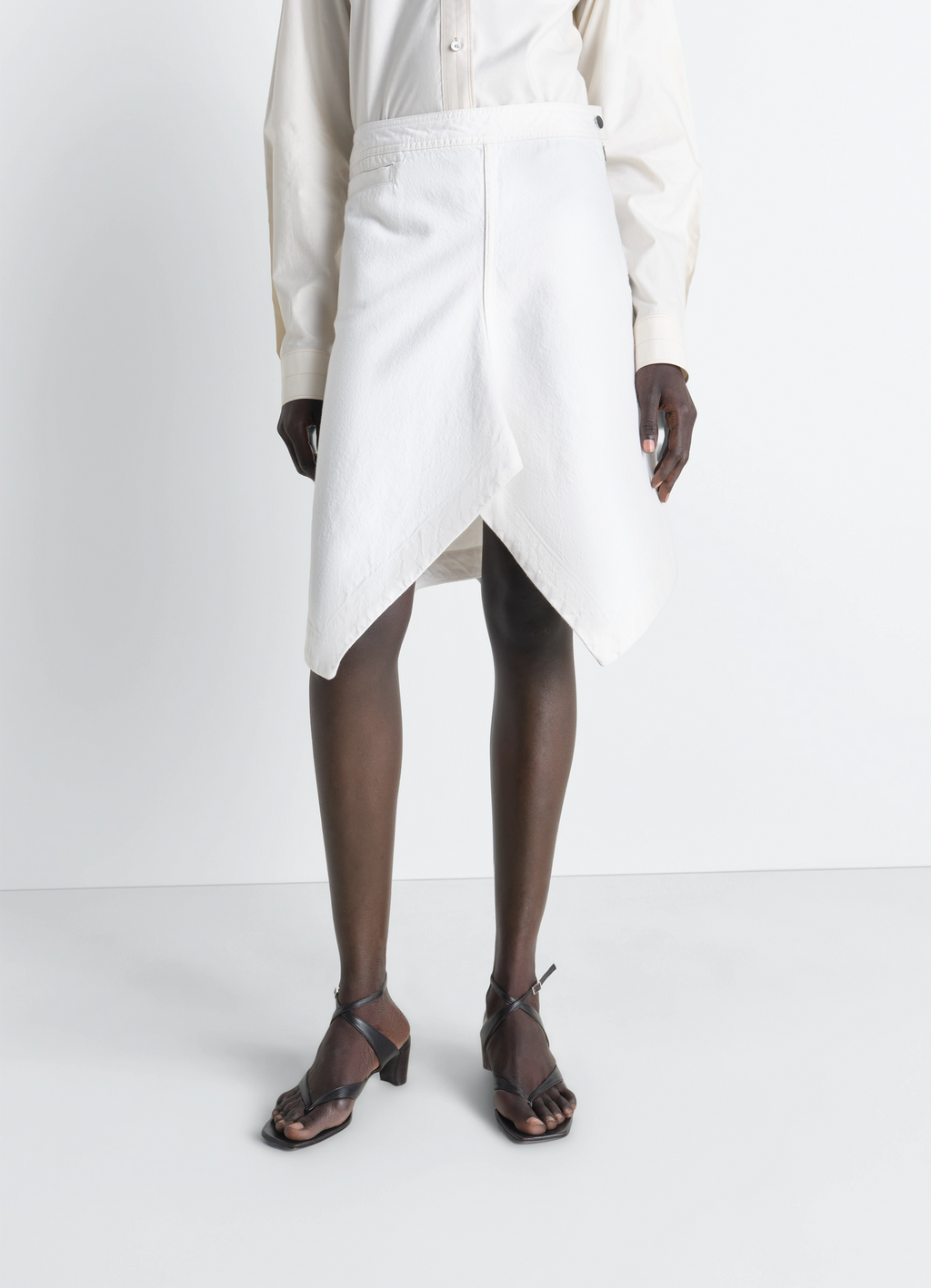 데님 소재의 비대칭 스커트