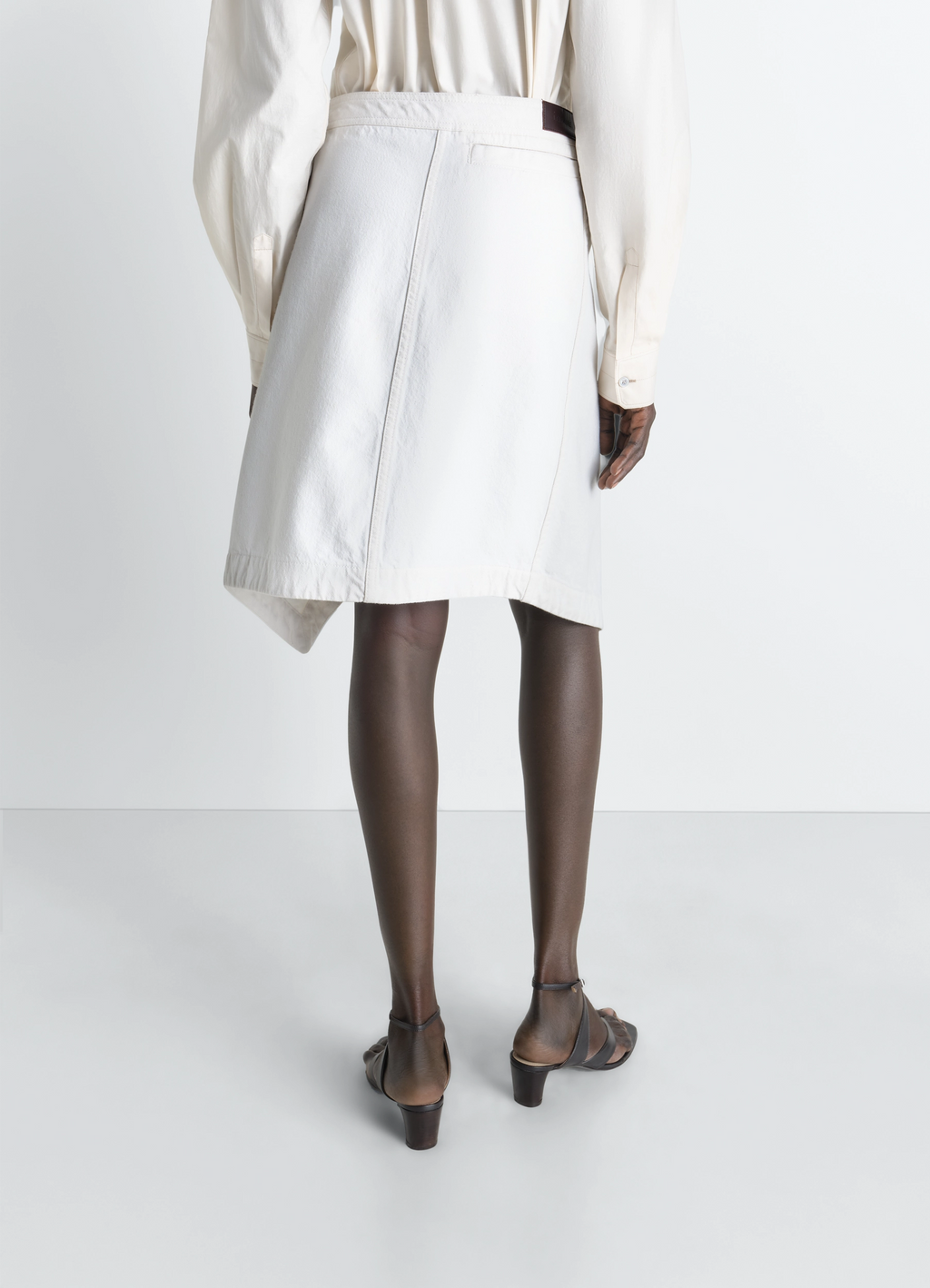 데님 소재의 비대칭 스커트