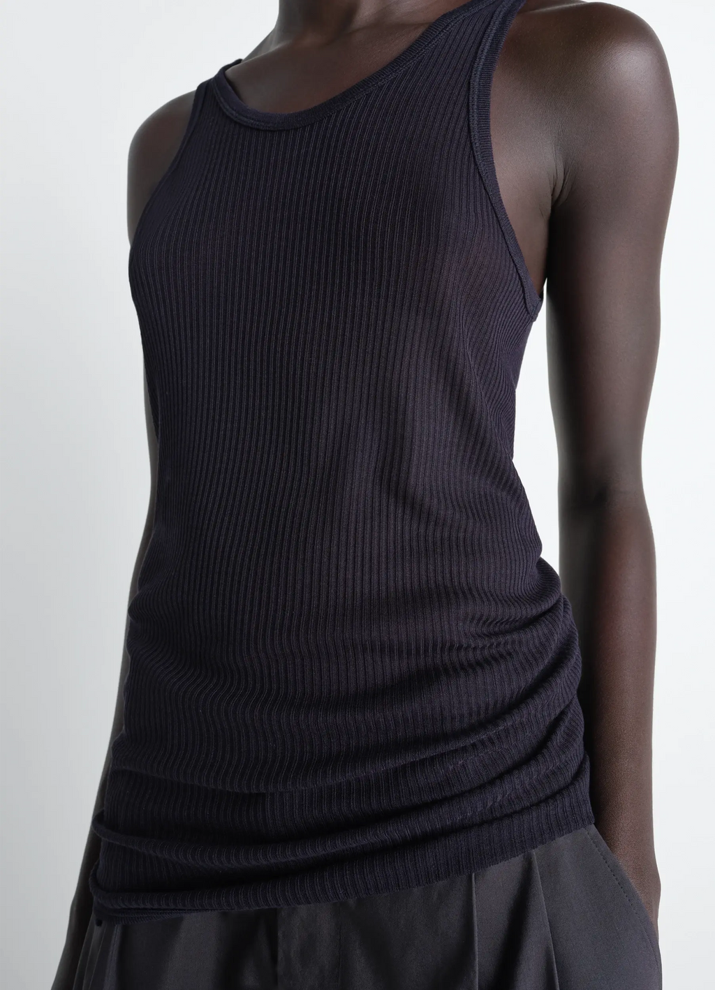 SEAMLESS TANK TOP IN VISCOSE SILK