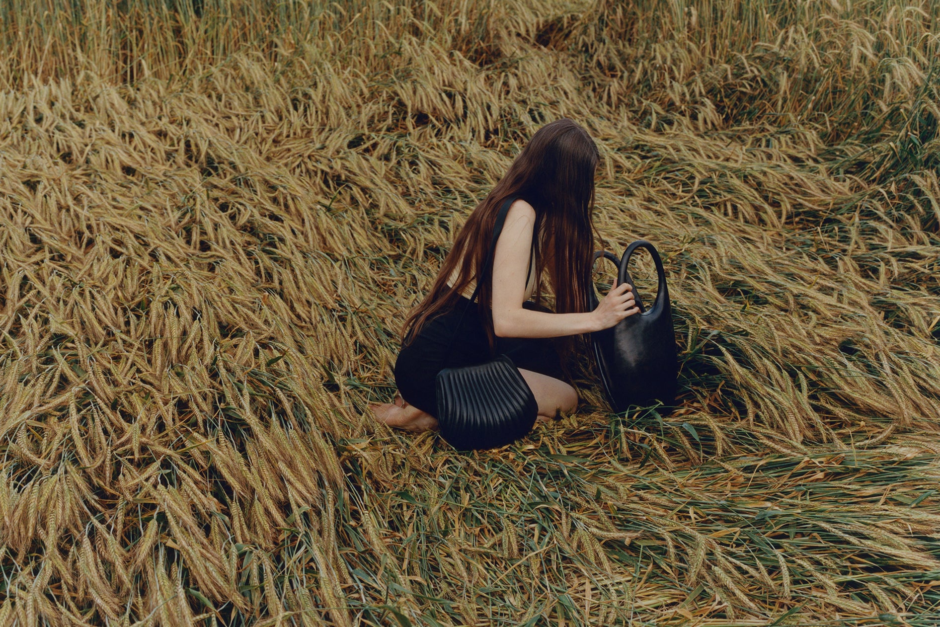 Black handbags in Black leather, Side view Minimal design